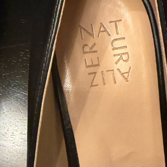 Naturalizer Black Leather Low Heels Sz 9.5 - Picture 2 of 7